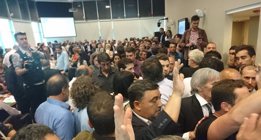 Golpes y empujones en el debate de la Reforma Previsional, que ya tiene dictamen