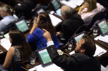 Diputados: discusiones, represión, peleas, denuncias, peritos y confusa votación