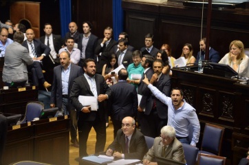 Diputados: discusiones, represión, peleas, denuncias, peritos y confusa votación