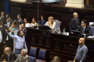 Diputados: discusiones, represión, peleas, denuncias, peritos y confusa votación
