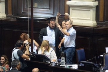 Diputados: discusiones, represión, peleas, denuncias, peritos y confusa votación