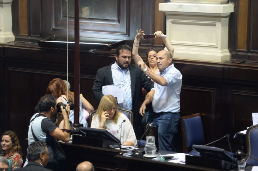 Diputados: discusiones, represión, peleas, denuncias, peritos y confusa votación