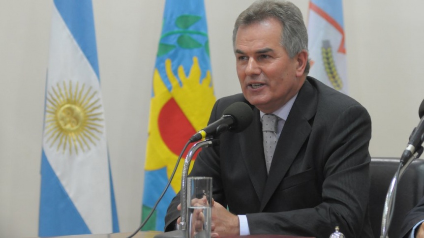 Alcalde sale a destacar que tendrá menos empleados que cuando asumió