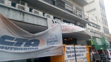 Trabajadores despedidos de Educación mantienen acampe en las fiestas