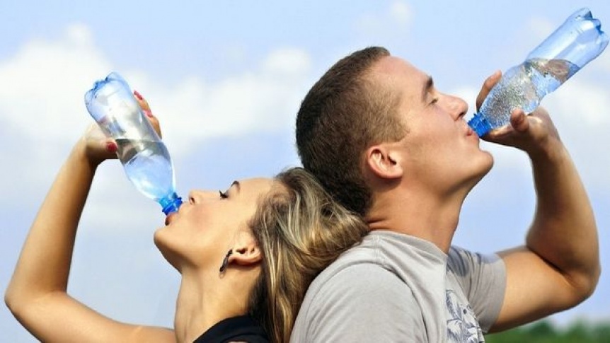 ¿Cuánta agua deben tomar mujeres y hombres por día?