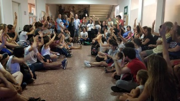 Estatales marchan al Ministerio de Educación bonaerense por los despidos de fin de año