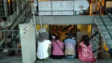 Estatales marchan al Ministerio de Educación bonaerense por los despidos de fin de año