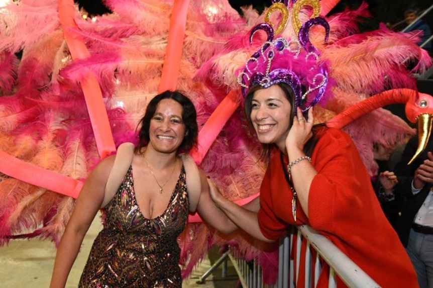 Vidal se calzó las plumas en el carnaval de Lincoln