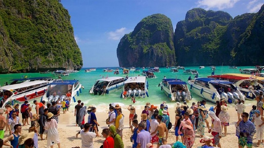 Por el exceso de turistas, cierran en Tailandia la playa