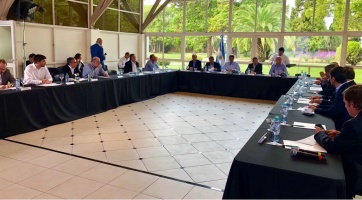 Arenga presidencial: Macri pidió a los intendentes no quedarse a “cuidar el pago chico”