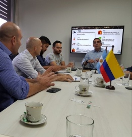 Funcionario de Vidal y tres intendentes oficialistas buscan experiencias en Colombia