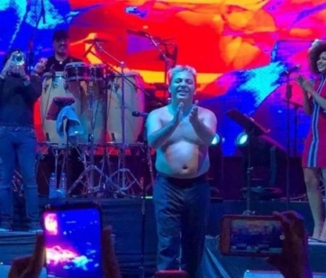Cristian Castro se desnudó en público y mostró su lado poco sexy