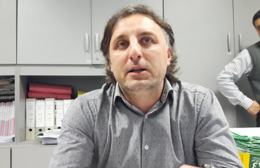 Contundente fuego amigo: municipio radical pone en duda la