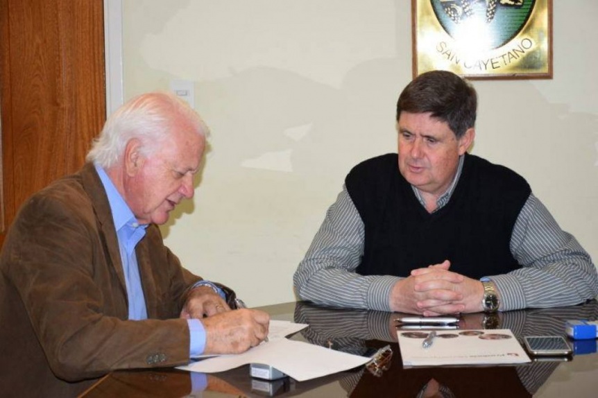 Intendente oficialista dio un bono en negro para que los empleados paguen el gas