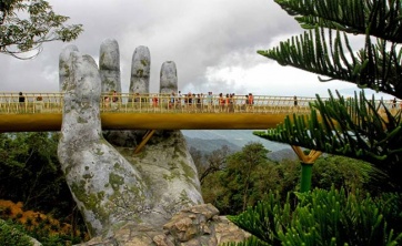 Golden Bridge, un puente “sostenido” por manos gigantes en Vietnam