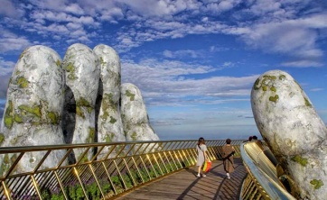 Golden Bridge, un puente “sostenido” por manos gigantes en Vietnam