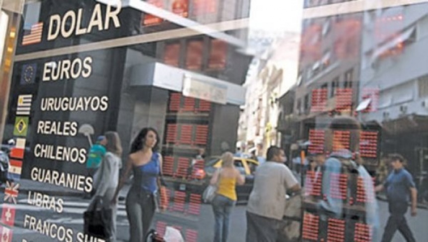 La tormenta no pasó: el dólar se acerca a los 30 pesos y el riesgo país trepa a niveles de miedo