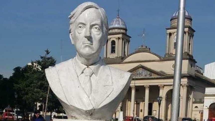 Aprobaron quitar el busto de Néstor Kirchner de la plaza de Morón