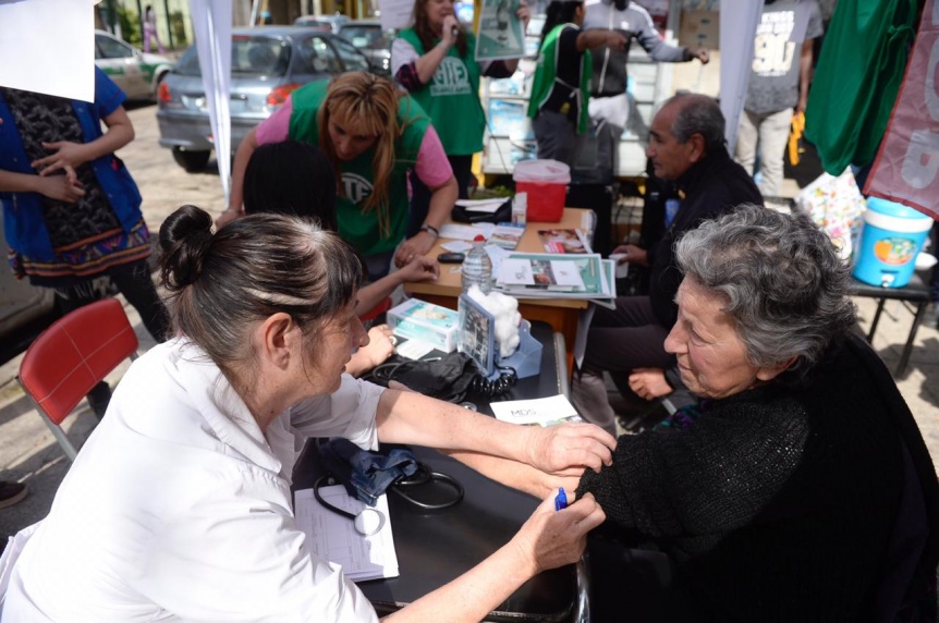 Médicos atienden pacientes en la calle