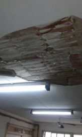Derrumbe educativo: cayó la mampostería del techo en un colegio del Conurbano