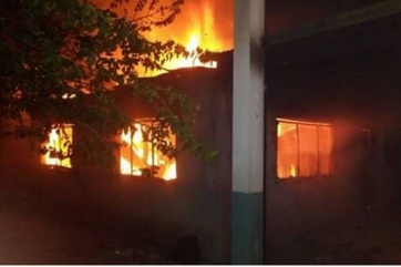 Detienen a un joven por el incendio en un colegio de Moreno