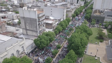 Masiva marcha de estatales, docentes, médicos y judiciales a Gobernación: duras críticas a Vidal