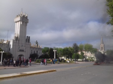 Intendente amenazó con descuentos y los municipales le respondieron con un paro