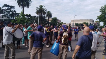 Singular protesta frente al municipio de Junín: brindis de 