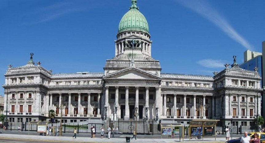 La oposición conforma un cerco contra el tarifazo: proyectos de ley y amparos