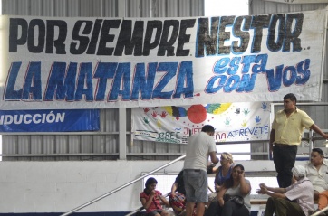 El calor de la militancia le puso color al Congreso peronista