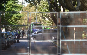 Con vallas y una ambulancia como escolta, Macri llegó a La Plata y le habló al Gabinete ampliado