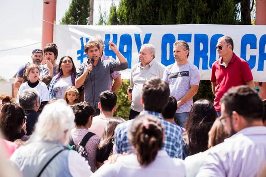 Con el sillón de La Plata entre ceja y ceja, candidato K suma millas recorridas