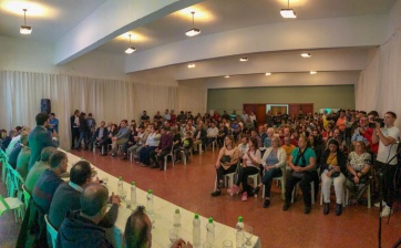 Media docena de intendentes PJ, abrazados a 