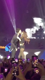 Tini Stoessel y Sebastián Yatra sellaron su amor con un beso arriba del escenario