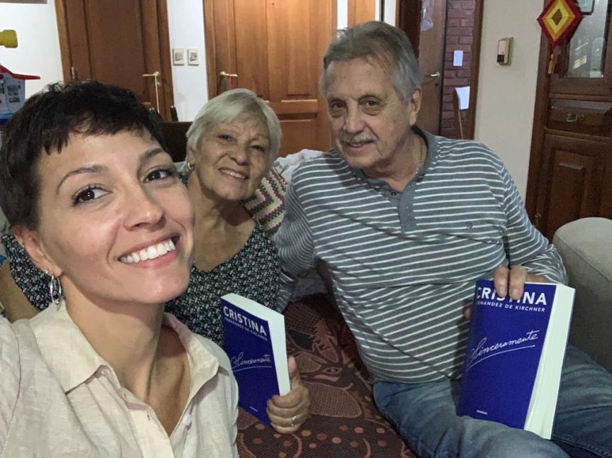 Foto para la campaña: candidatos y dirigentes K posan con