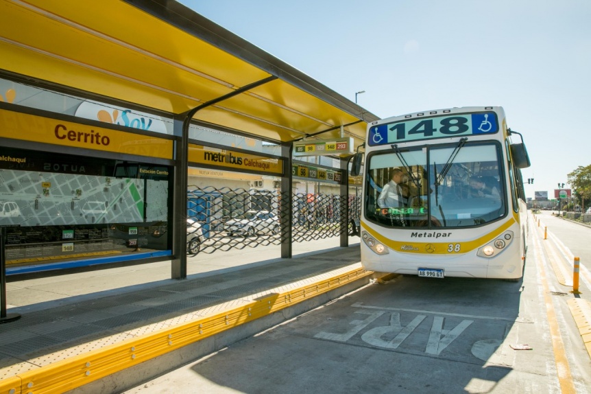 Un Metrobús bien amarillo para la caliente campaña del Conurbano