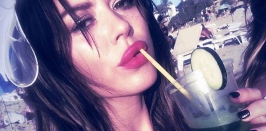 Karina Jelinek: cobra 2000 pesos una rifa, en la que el premio es una salida con ella