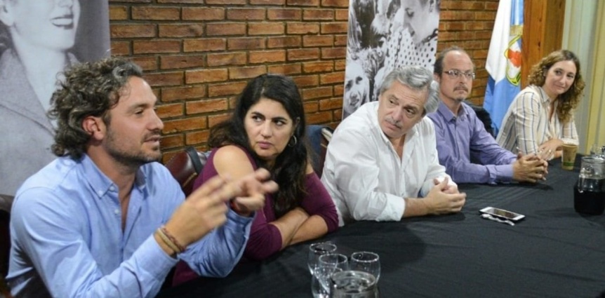 Alberto Fernández se acerca a intelectuales
